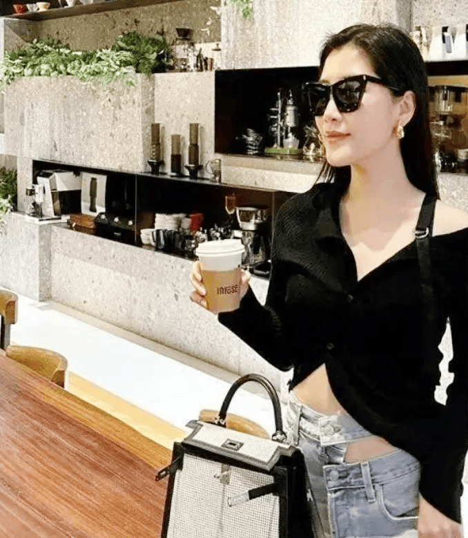 己挣飞机游艇拼30亿包389个衣品出众不朽情缘游戏入口刘德华小姨子怀三胎靠自(图24)