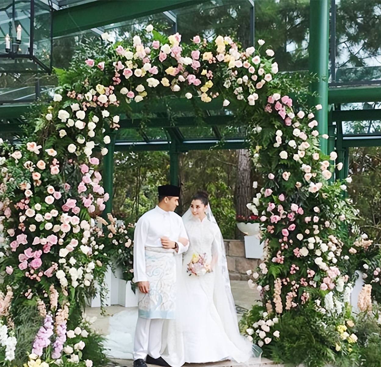 己挣飞机游艇拼30亿包389个衣品出众不朽情缘游戏入口刘德华小姨子怀三胎靠自(图2)