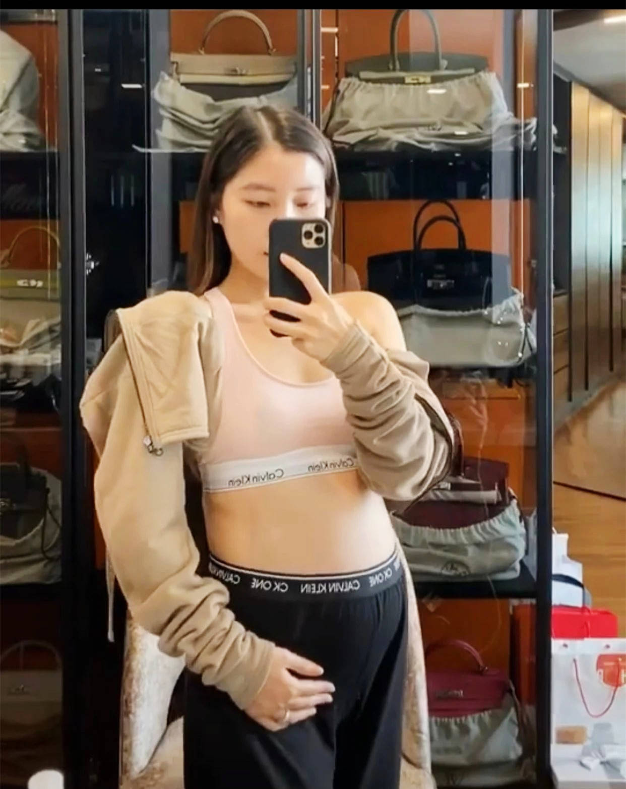 己挣飞机游艇拼30亿包389个衣品出众不朽情缘游戏入口刘德华小姨子怀三胎靠自(图5)