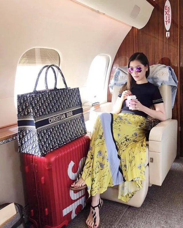 己挣飞机游艇拼30亿包389个衣品出众不朽情缘游戏入口刘德华小姨子怀三胎靠自(图10)